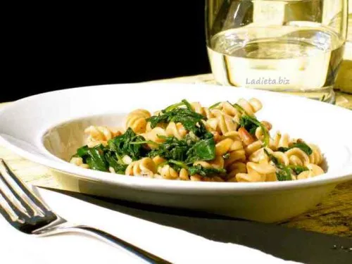 fusilli con spinaci e pinoli