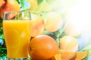 Alimenti ricchi di vitamina C come kiwi, arance e peperoni